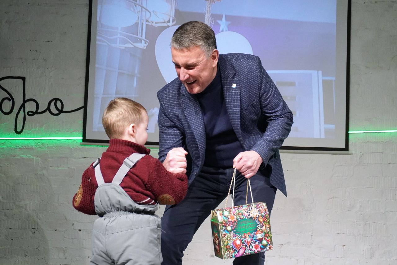 Александр Розбаум: Дорогие Земляки!. Для наших маленьких новгородцев Новогодние праздники продолжаются Сегодня вечером, в конце рабочего дня, заехал в наш Новгородский молодежный центр, где дети вместе с родителями играли в... Александр Розбаум: Дорогие Земляки!. Для наших маленьких новгородцев Новогодние праздники продолжаются Сегодня вечером, в конце рабочего дня, заехал в наш Новгородский молодежный центр, где дети вместе с родителями играли в...