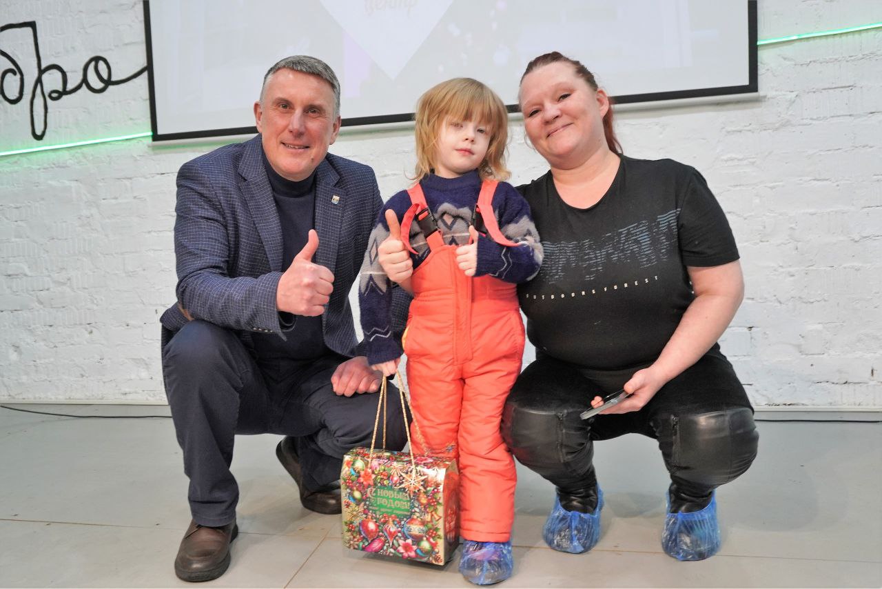 Александр Розбаум: Дорогие Земляки!. Для наших маленьких новгородцев Новогодние праздники продолжаются Сегодня вечером, в конце рабочего дня, заехал в наш Новгородский молодежный центр, где дети вместе с родителями играли в... Александр Розбаум: Дорогие Земляки!. Для наших маленьких новгородцев Новогодние праздники продолжаются Сегодня вечером, в конце рабочего дня, заехал в наш Новгородский молодежный центр, где дети вместе с родителями играли в...