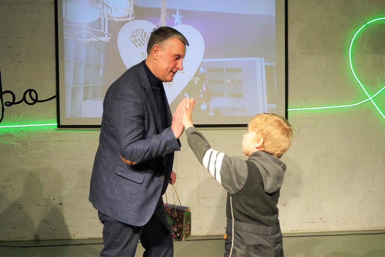 Александр Розбаум: Дорогие Земляки!. Для наших маленьких новгородцев Новогодние праздники продолжаются Сегодня вечером, в конце рабочего дня, заехал в наш Новгородский молодежный центр, где дети вместе с родителями играли в... Александр Розбаум: Дорогие Земляки!. Для наших маленьких новгородцев Новогодние праздники продолжаются Сегодня вечером, в конце рабочего дня, заехал в наш Новгородский молодежный центр, где дети вместе с родителями играли в...