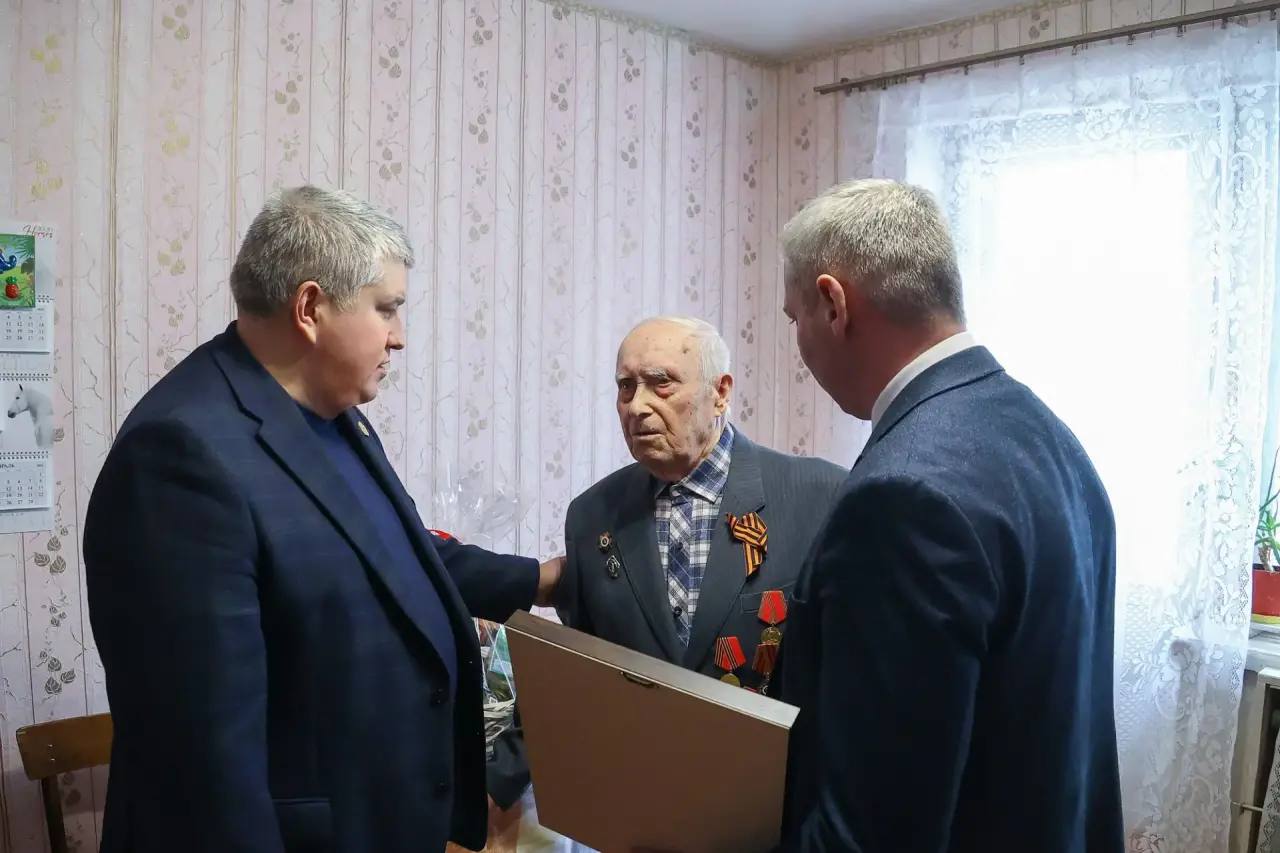 В Боровичах Александр Дронов также навестил ветерана Великой Отечественной войны Ивана Андреева и поздравил его с наступающим Днем защитника Отечества