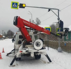 На новых пешеходных переходах в Новгородской области установили проекторы «зебры»