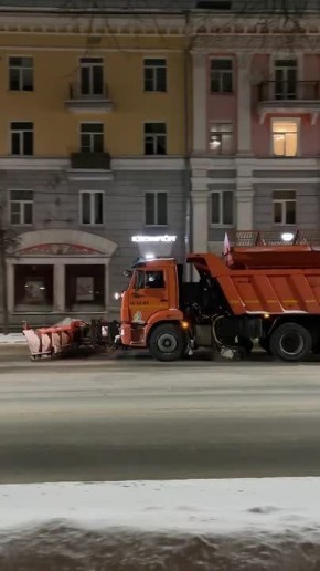 Город спит. Уборка идёт