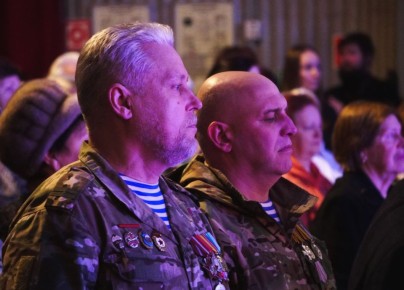 Александр Розбаум: Уважаемые Новгородцы!. Сегодня, в преддверии Дня защитника Отечества в большом концертном зале Дворца культуры и молодёжи «ГОРОД» прошёл праздничный концерт «Святое дело – Родине служить»