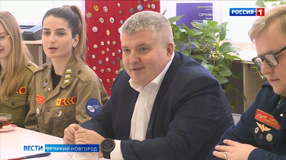 Активисты регионального отделения "Российских студенческих отрядов" встретились с губернатором Александром Дроновым