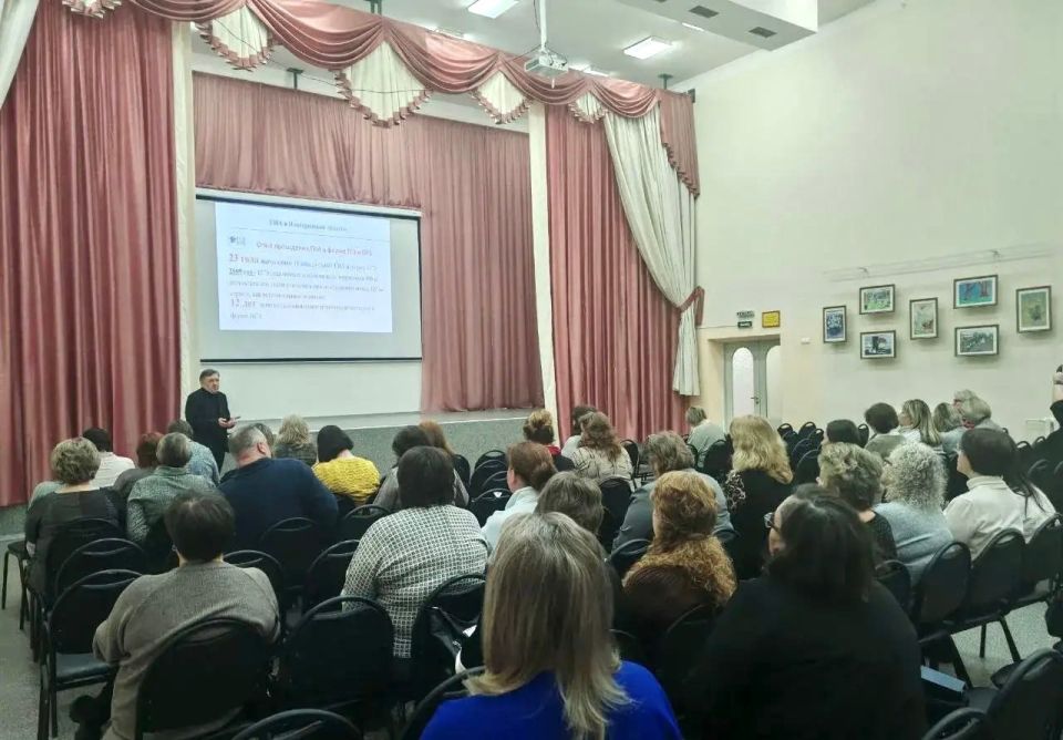 В Валдае, в МАОУ «Гимназия», прошло совещание по вопросам организации и проведения выпускных экзаменов в этом году