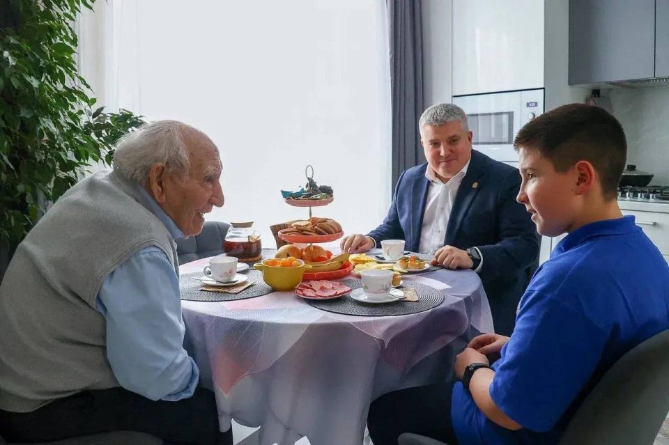 Губернатор Новгородской области Александр Дронов вместе с сыном навестил ветерана Великой Отечественной войны Василия Степановича Крестьянинова