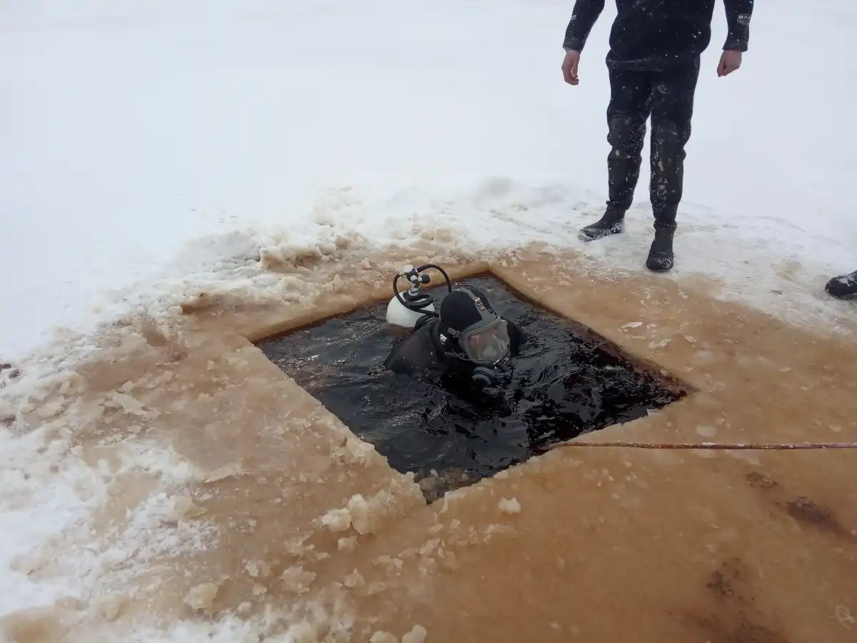 Старорусские водолазы провели тренировочные погружения в ледяной воде