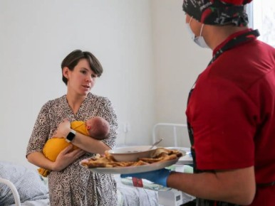 Повара перинатального центра испекли 130 блинчиков для беременных новгородок