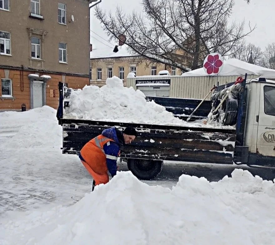 В Великом Новгороде активно убирают дороги от снега В Великом Новгороде активно убирают дороги от снега