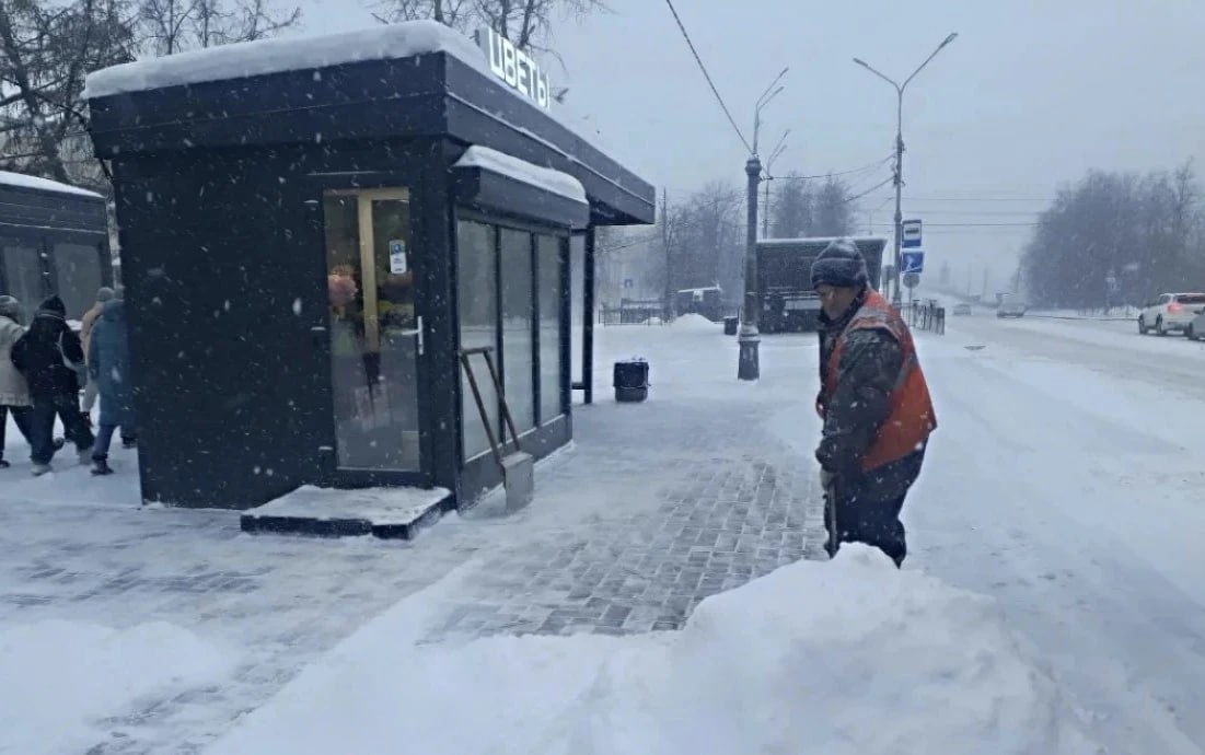 В Великом Новгороде активно убирают дороги от снега В Великом Новгороде активно убирают дороги от снега