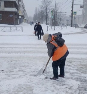 В Великом Новгороде работы по уборке снега идут в постоянном режиме