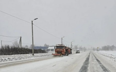В Великом Новгороде активно убирают дороги от снега