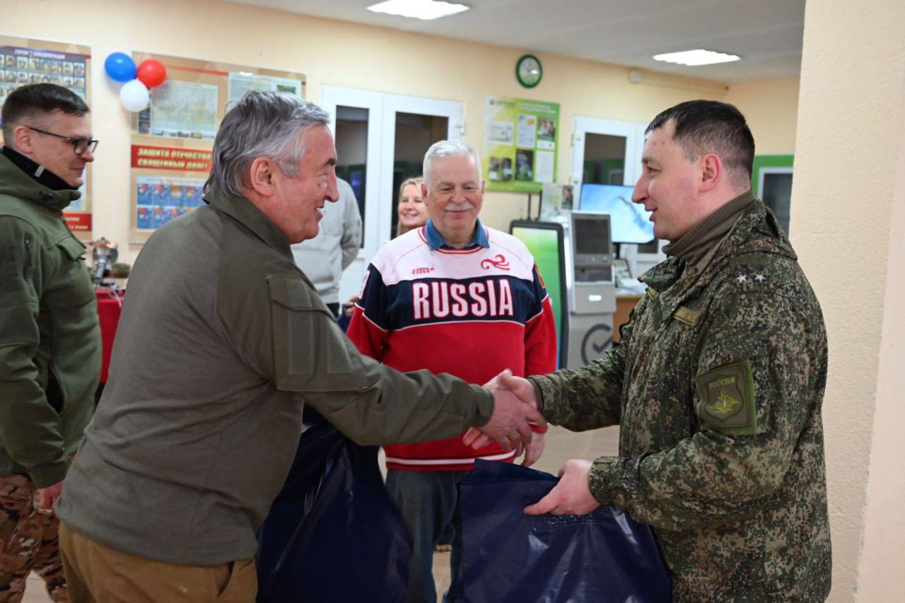 Депутаты поздравили военнослужащих одной из воинских частей региона с Днём защитника Отечества Депутаты поздравили военнослужащих одной из воинских частей региона с Днём защитника Отечества