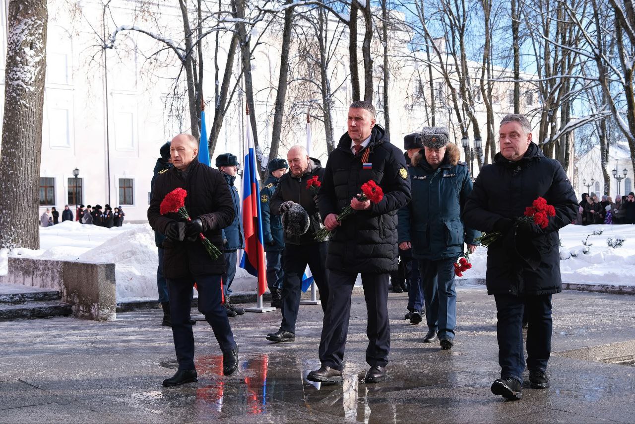 Александр Розбаум: Уважаемые Новгородцы!. Сегодня в День защитника Отечества у мемориала "Вечный огонь Славы" мы все Вместе провели торжественный митинг, отдав дань уважения всем, кто защищал и защищает наше Отечество, всем... Александр Розбаум: Уважаемые Новгородцы!. Сегодня в День защитника Отечества у мемориала "Вечный огонь Славы" мы все Вместе провели торжественный митинг, отдав дань уважения всем, кто защищал и защищает наше Отечество, всем...