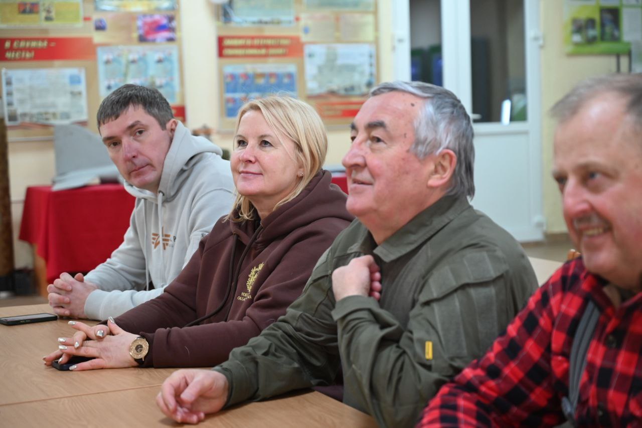 В преддверии Дня защитника Отечества, который в России отмечают сегодня, 23 февраля, депутаты Новгородской областной Думы поздравили военнослужащих одной из воинских частей региона В преддверии Дня защитника Отечества, который в России отмечают сегодня, 23 февраля, депутаты Новгородской областной Думы поздравили военнослужащих одной из воинских частей региона