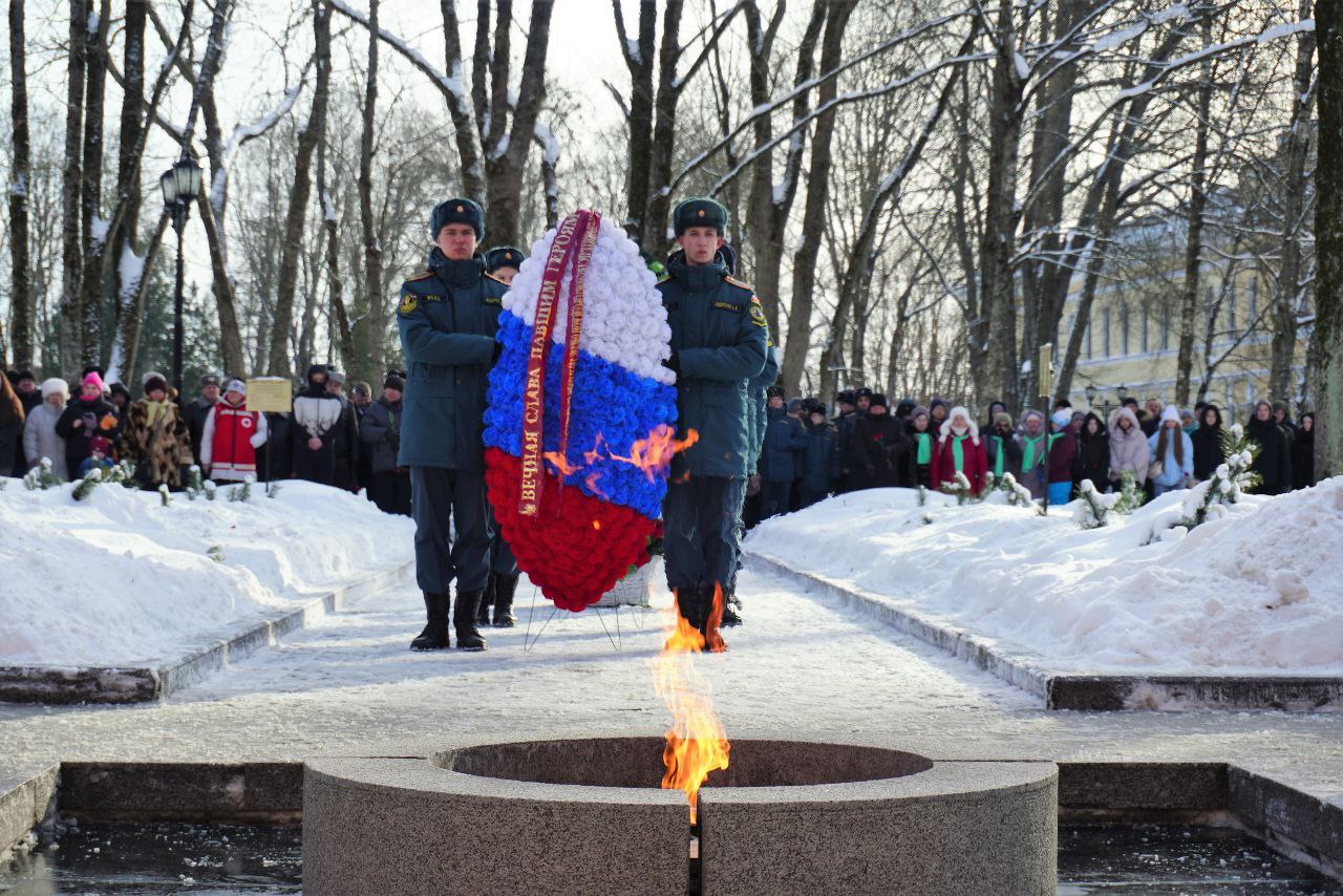 Александр Розбаум: Уважаемые Новгородцы!. Сегодня в День защитника Отечества у мемориала "Вечный огонь Славы" мы все Вместе провели торжественный митинг, отдав дань уважения всем, кто защищал и защищает наше Отечество, всем... Александр Розбаум: Уважаемые Новгородцы!. Сегодня в День защитника Отечества у мемориала "Вечный огонь Славы" мы все Вместе провели торжественный митинг, отдав дань уважения всем, кто защищал и защищает наше Отечество, всем...