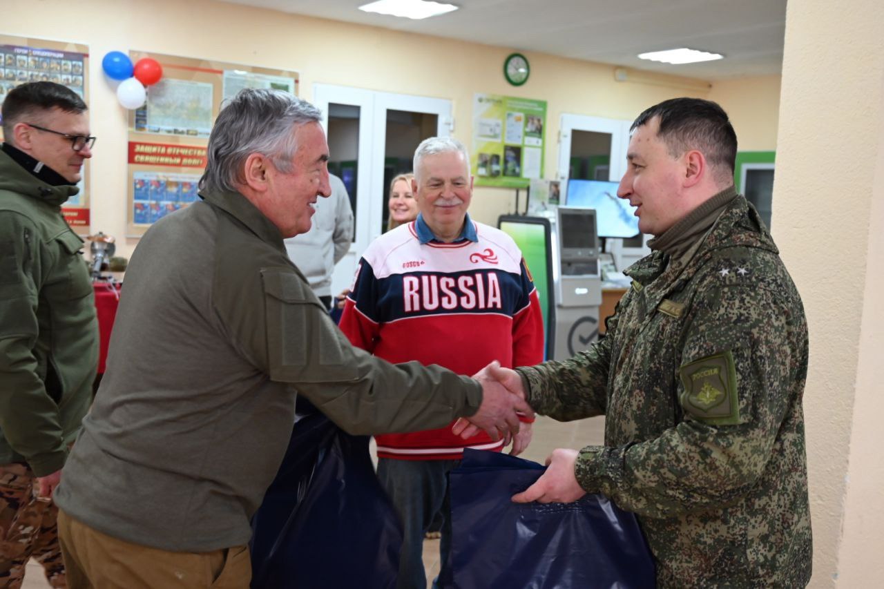 В преддверии Дня защитника Отечества, который в России отмечают сегодня, 23 февраля, депутаты Новгородской областной Думы поздравили военнослужащих одной из воинских частей региона В преддверии Дня защитника Отечества, который в России отмечают сегодня, 23 февраля, депутаты Новгородской областной Думы поздравили военнослужащих одной из воинских частей региона