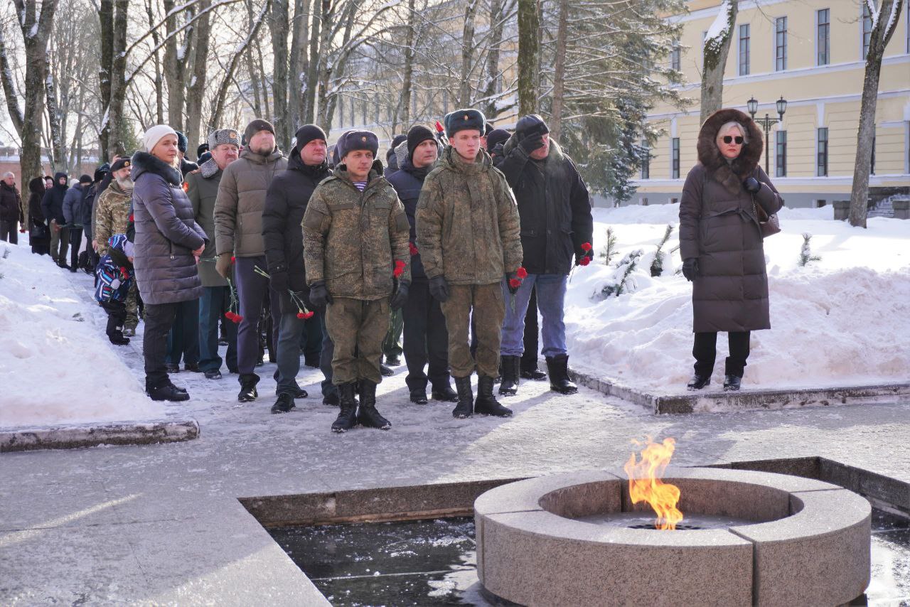 Александр Розбаум: Уважаемые Новгородцы!. Сегодня в День защитника Отечества у мемориала "Вечный огонь Славы" мы все Вместе провели торжественный митинг, отдав дань уважения всем, кто защищал и защищает наше Отечество, всем... Александр Розбаум: Уважаемые Новгородцы!. Сегодня в День защитника Отечества у мемориала "Вечный огонь Славы" мы все Вместе провели торжественный митинг, отдав дань уважения всем, кто защищал и защищает наше Отечество, всем...