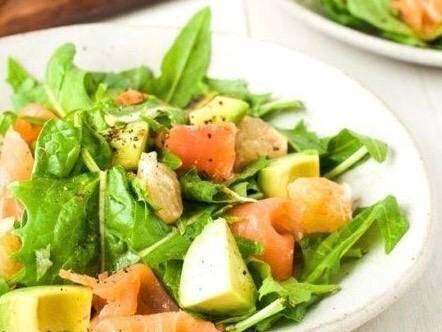 Салат с копченым лососем и грейпфрутом в тарталетках Baker House