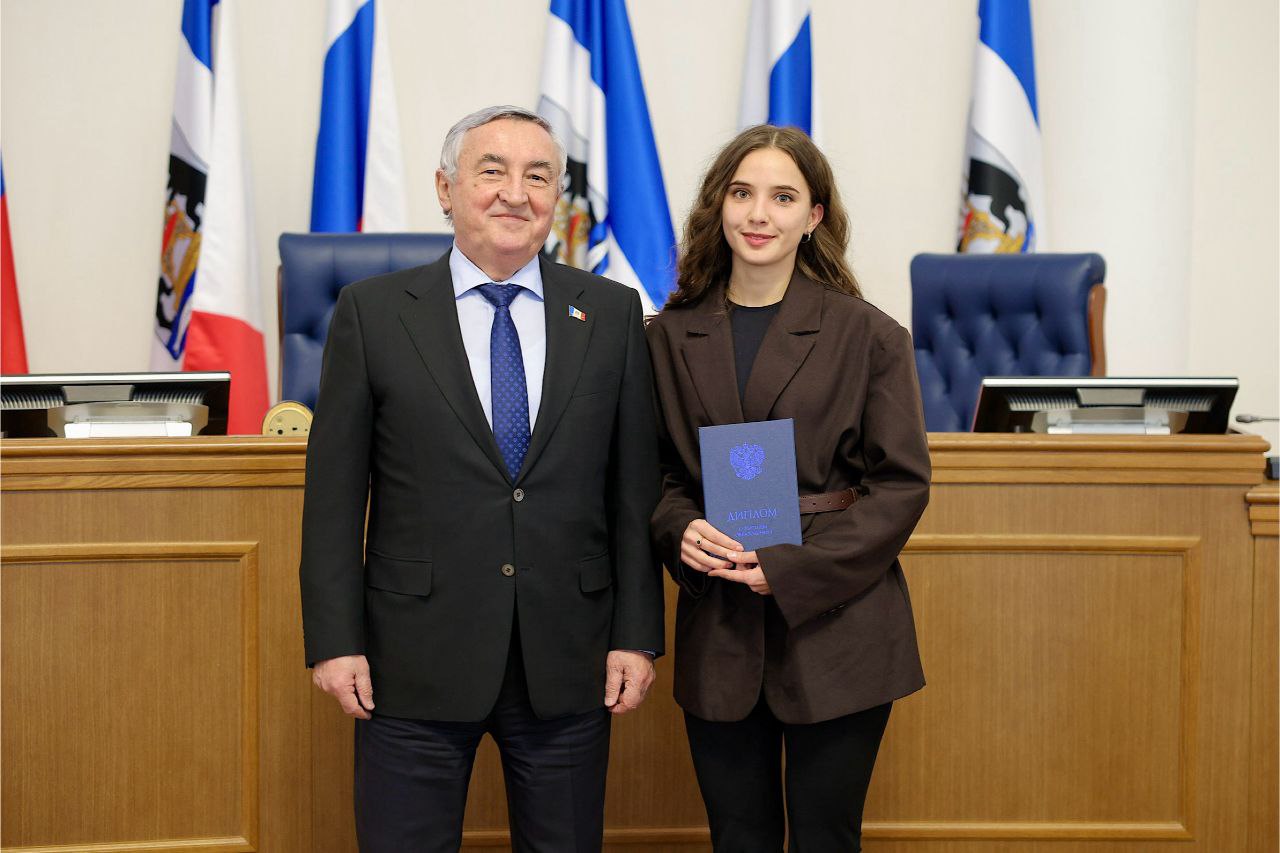 Юрий Бобрышев поздравил выпускников РАНХиГС с вручением дипломов магистров Юрий Бобрышев поздравил выпускников РАНХиГС с вручением дипломов магистров