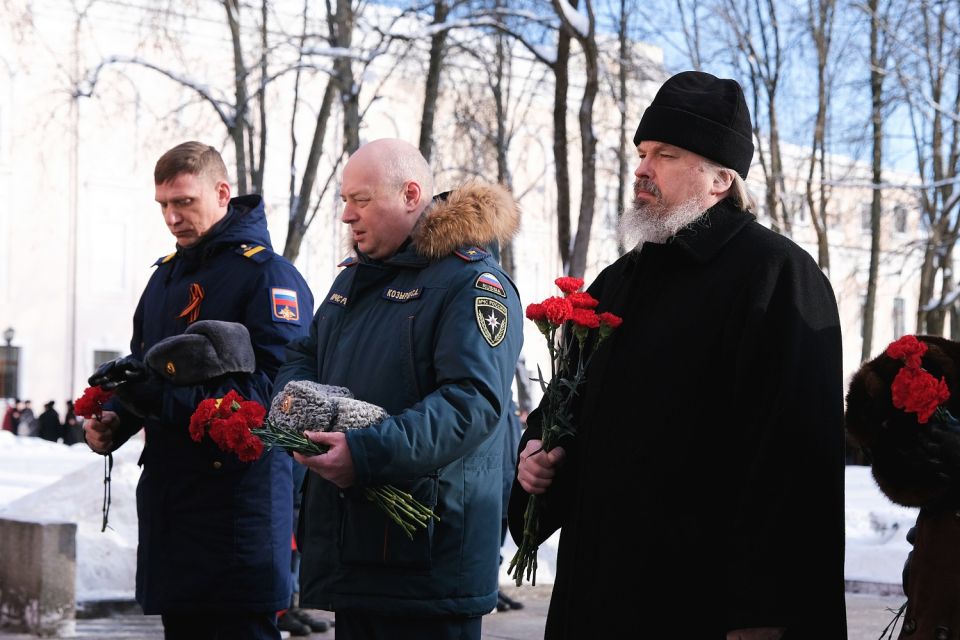 В Великом Новгороде прошёл торжественный митинг в День защитника Отечества В Великом Новгороде прошёл торжественный митинг в День защитника Отечества