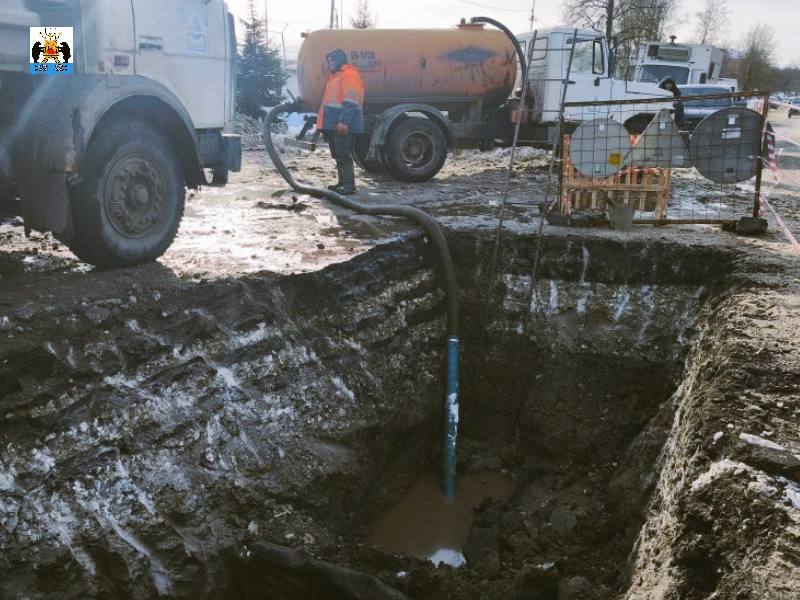 Аварийновосстановительные работы на улице Хутынская продолжаются