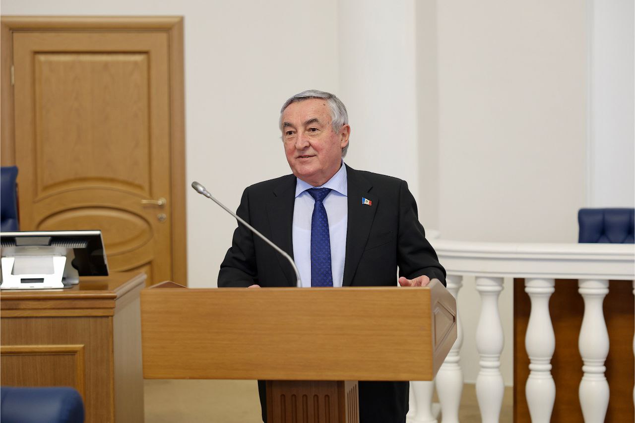 Юрий Бобрышев поздравил выпускников РАНХиГС с вручением дипломов магистров