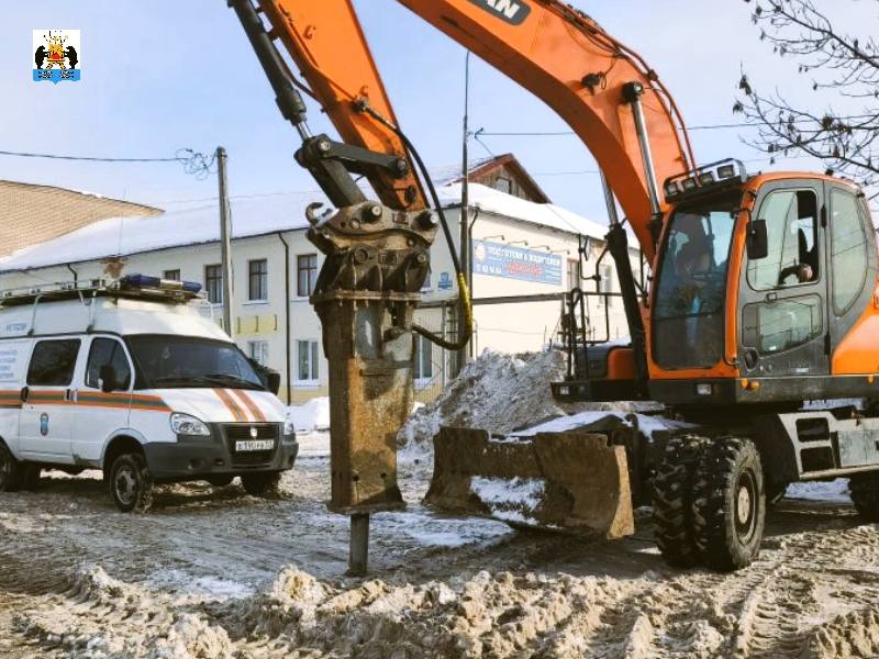 Аварийновосстановительные работы на улице Хутынская продолжаются Аварийновосстановительные работы на улице Хутынская продолжаются