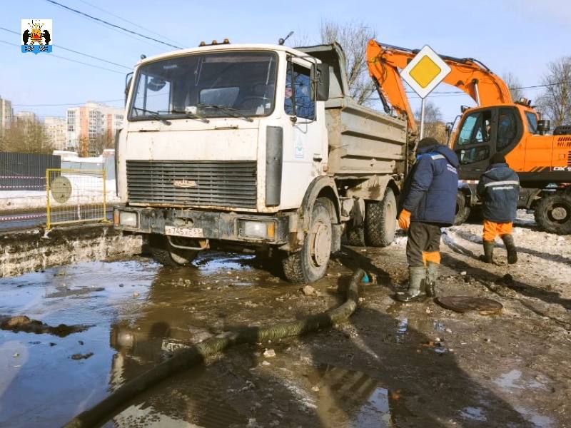 Аварийновосстановительные работы на улице Хутынская продолжаются Аварийновосстановительные работы на улице Хутынская продолжаются