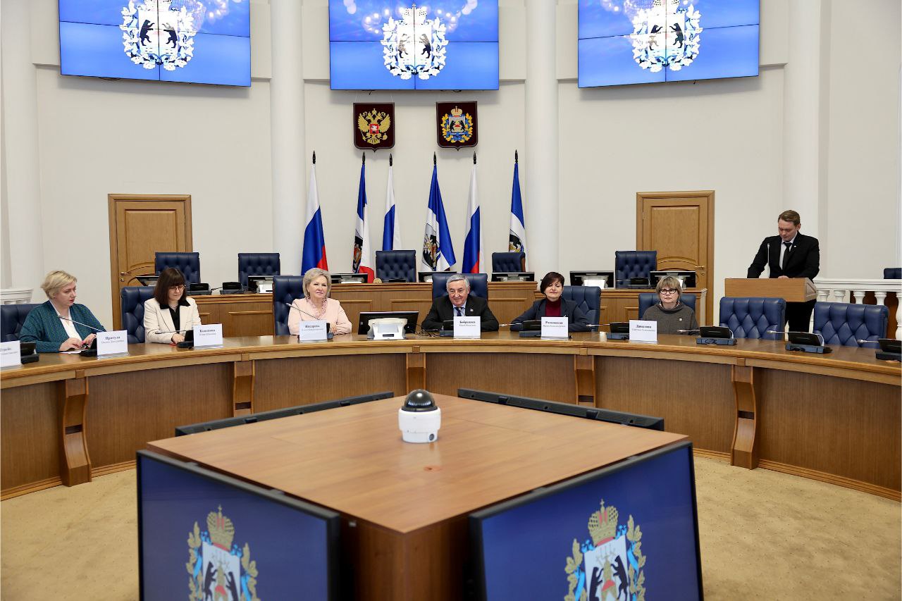 Юрий Бобрышев поздравил выпускников РАНХиГС с вручением дипломов магистров Юрий Бобрышев поздравил выпускников РАНХиГС с вручением дипломов магистров