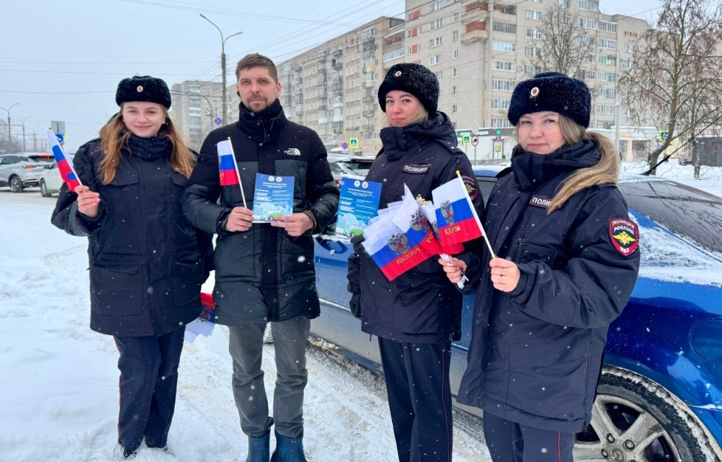 Поздравления с Днем защитника Отечества от сотрудниц Госавтоинспекции получили жители и гости Новгородской области в рамках тематических акций и мероприятий