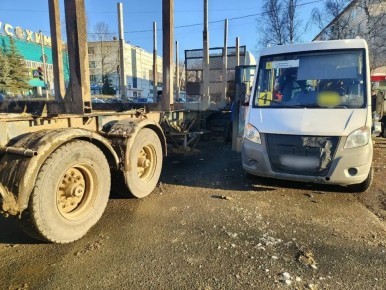 В отделе Госавтоинспекции Старорусского округа рассказали подробности ДТП с участием автобуса с лесовозом, которое произошло сегодня, 25 февраля, в 16:15 на регулируемом перекрёстке улиц Восстания и Поперечная в Старой Руссе