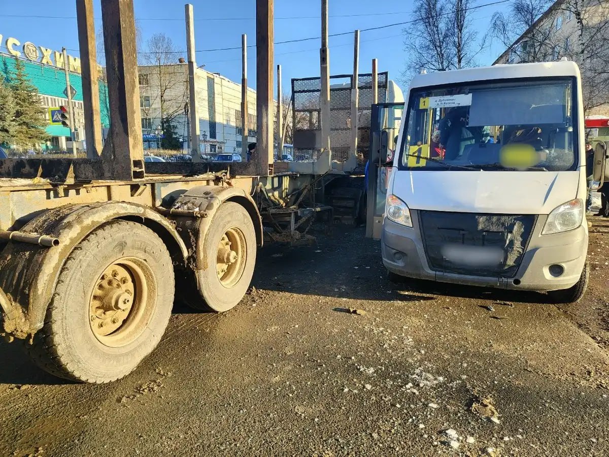 В отделе Госавтоинспекции Старорусского округа рассказали подробности ДТП с участием автобуса с лесовозом, которое произошло сегодня, 25 февраля, в 16:15 на регулируемом перекрёстке улиц Восстания и Поперечная в Старой Руссе