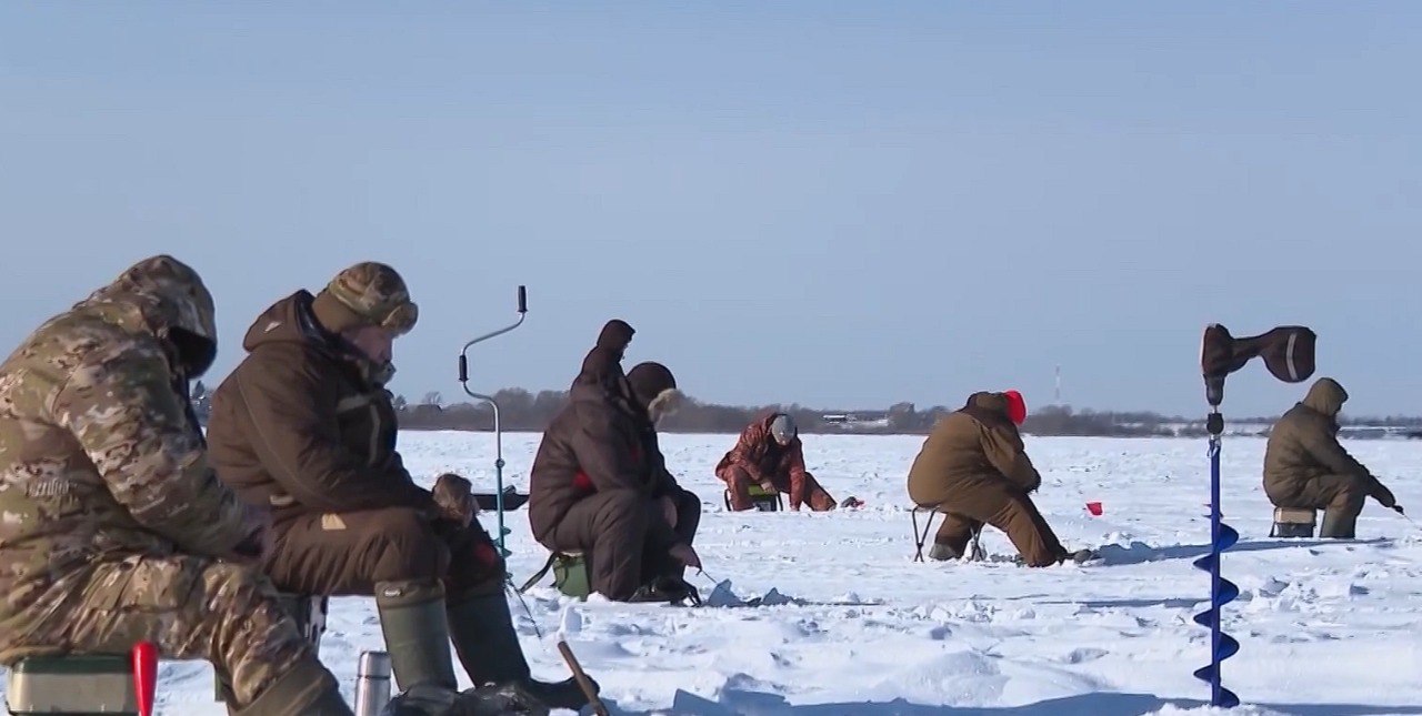 Полсотни жителей Старорусского округа состязались в зимней рыбалке Полсотни жителей Старорусского округа состязались в зимней рыбалке