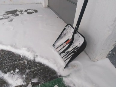 Новгородцы смогут пожаловаться на качество уборки снега во дворах на горячую линию