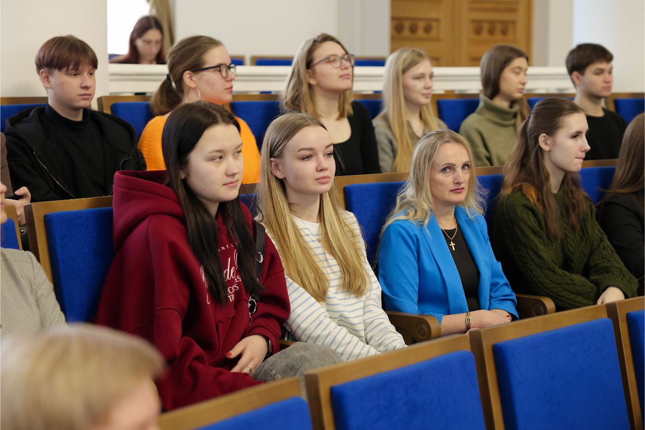 Второкурсники НовГУ посетили областную Думу Второкурсники НовГУ посетили областную Думу
