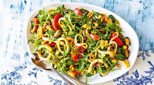 Весенний вкус: теплый салат с морепродуктами и арахисом