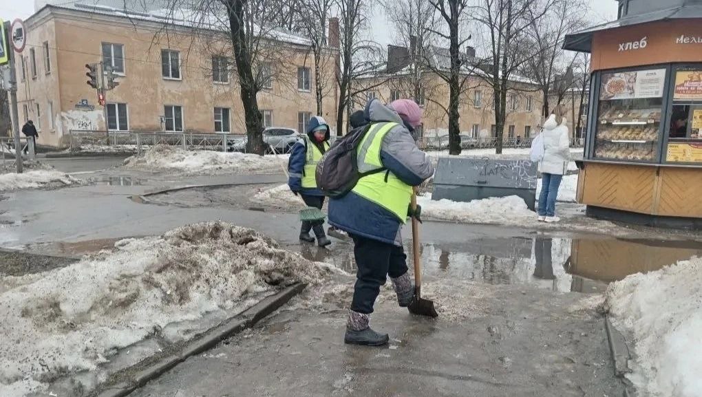 Александр Розбаум: Уважаемые Новгородцы!. Специалисты МКУ «Городское хозяйство», МАУ «Парки Великого Новгорода» и подрядной организации «Солид» в круглосуточном режиме ведут работы по очистке города от наледи и снега Александр Розбаум: Уважаемые Новгородцы!. Специалисты МКУ «Городское хозяйство», МАУ «Парки Великого Новгорода» и подрядной организации «Солид» в круглосуточном режиме ведут работы по очистке города от наледи и снега