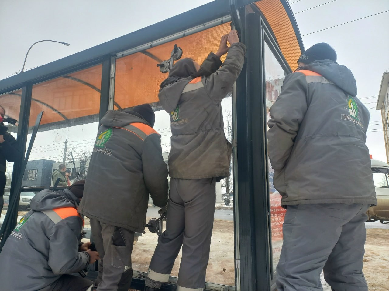 В Великом Новгороде назвали цену каждого разбитого вандалами стекла на остановке В Великом Новгороде назвали цену каждого разбитого вандалами стекла на остановке