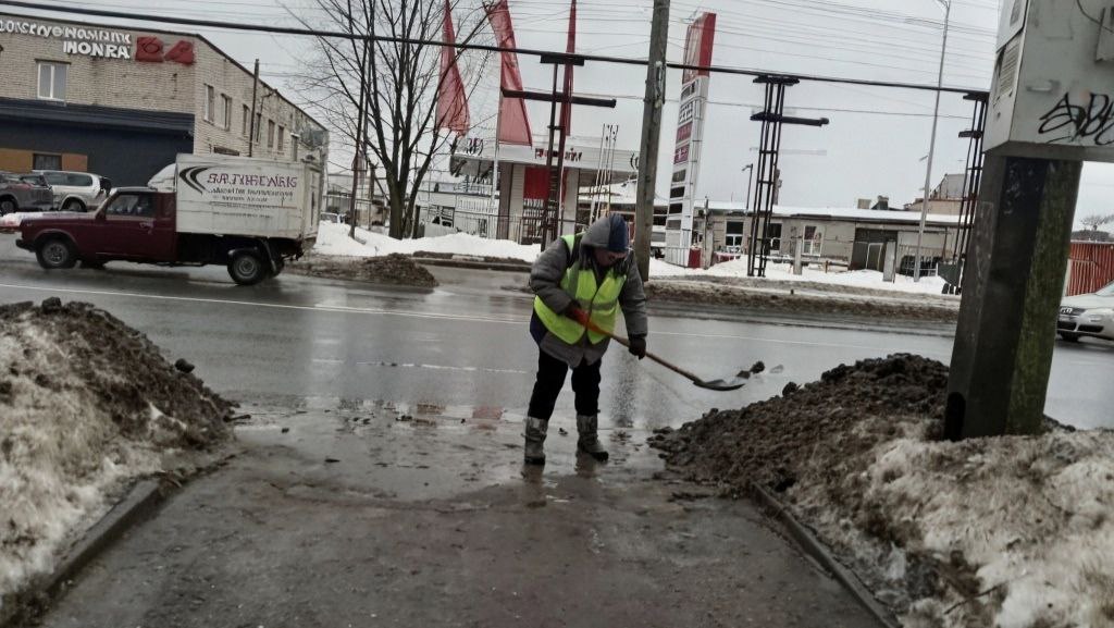 Александр Розбаум: Уважаемые Новгородцы!. Специалисты МКУ «Городское хозяйство», МАУ «Парки Великого Новгорода» и подрядной организации «Солид» в круглосуточном режиме ведут работы по очистке города от наледи и снега Александр Розбаум: Уважаемые Новгородцы!. Специалисты МКУ «Городское хозяйство», МАУ «Парки Великого Новгорода» и подрядной организации «Солид» в круглосуточном режиме ведут работы по очистке города от наледи и снега