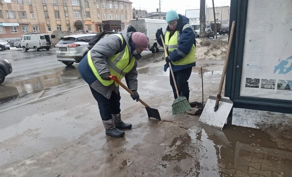 Александр Розбаум: Уважаемые Новгородцы!. Специалисты МКУ «Городское хозяйство», МАУ «Парки Великого Новгорода» и подрядной организации «Солид» в круглосуточном режиме ведут работы по очистке города от наледи и снега Александр Розбаум: Уважаемые Новгородцы!. Специалисты МКУ «Городское хозяйство», МАУ «Парки Великого Новгорода» и подрядной организации «Солид» в круглосуточном режиме ведут работы по очистке города от наледи и снега