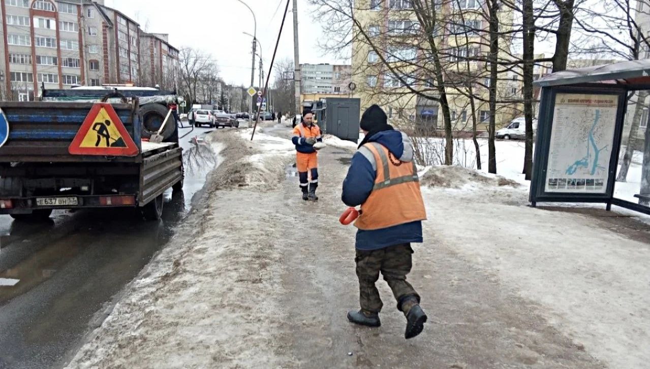 Александр Розбаум: Уважаемые Новгородцы!. Специалисты МКУ «Городское хозяйство», МАУ «Парки Великого Новгорода» и подрядной организации «Солид» в круглосуточном режиме ведут работы по очистке города от наледи и снега