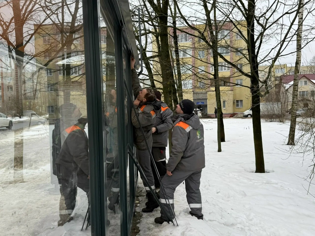 В Великом Новгороде назвали цену каждого разбитого вандалами стекла на остановке