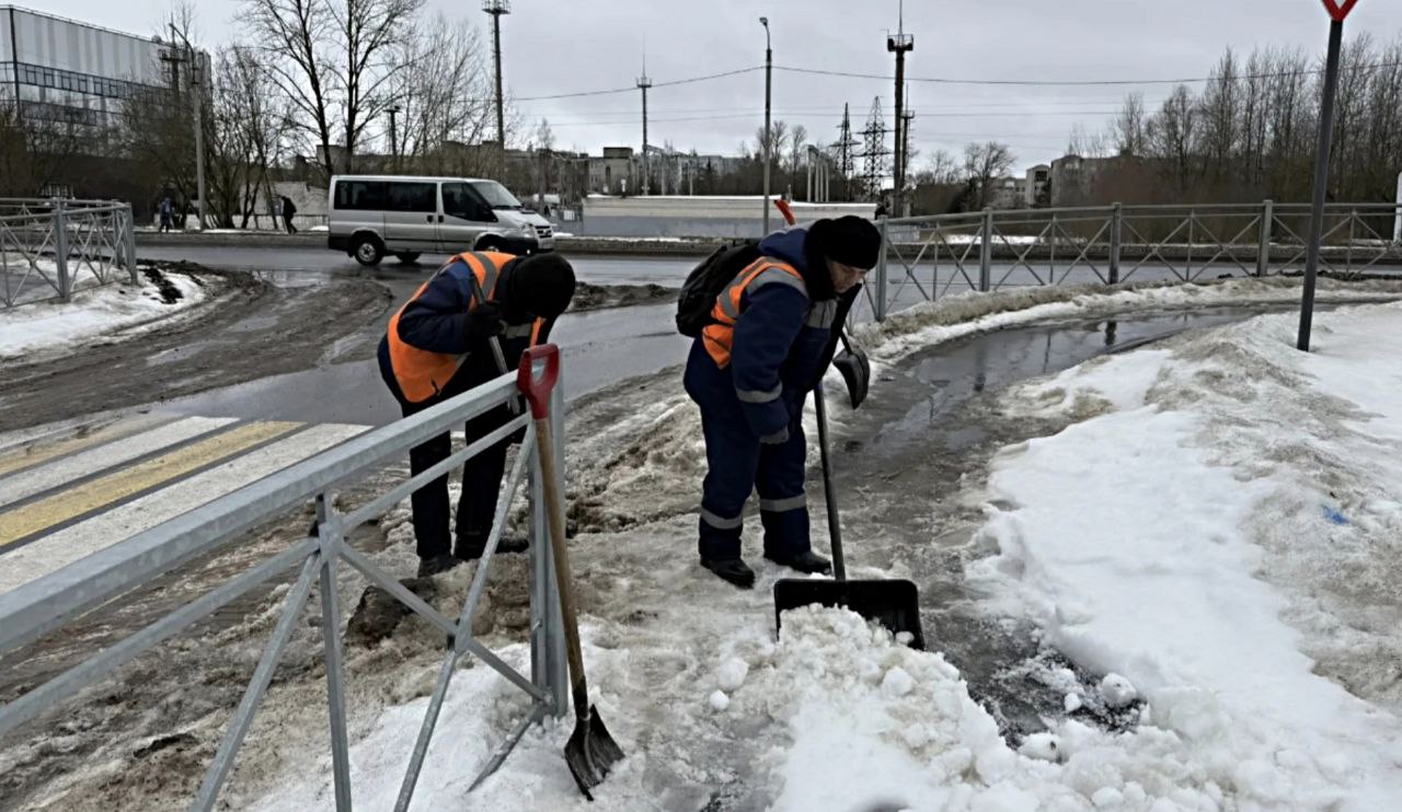 Александр Розбаум: Уважаемые Новгородцы!. Специалисты МКУ «Городское хозяйство», МАУ «Парки Великого Новгорода» и подрядной организации «Солид» в круглосуточном режиме ведут работы по очистке города от наледи и снега Александр Розбаум: Уважаемые Новгородцы!. Специалисты МКУ «Городское хозяйство», МАУ «Парки Великого Новгорода» и подрядной организации «Солид» в круглосуточном режиме ведут работы по очистке города от наледи и снега