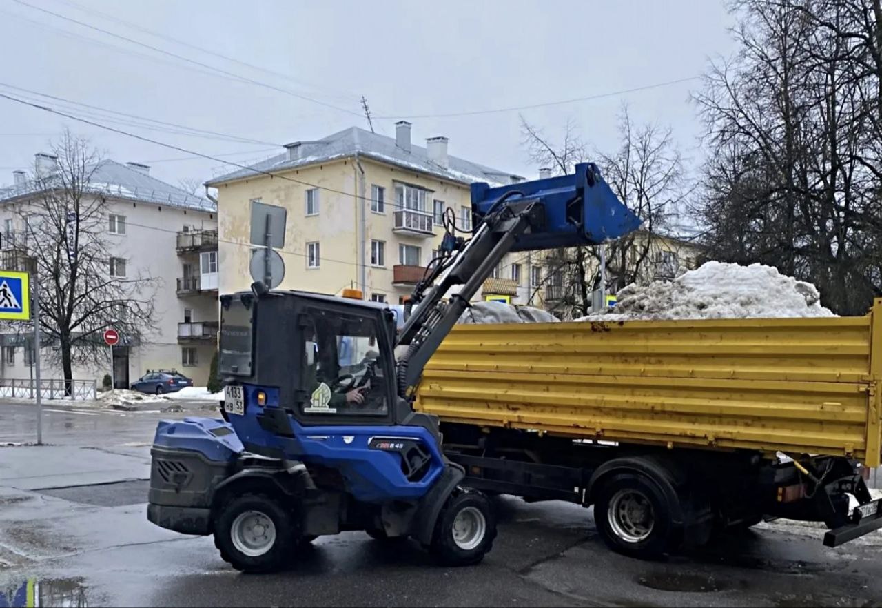 Александр Розбаум: Уважаемые Новгородцы!. Специалисты МКУ «Городское хозяйство», МАУ «Парки Великого Новгорода» и подрядной организации «Солид» в круглосуточном режиме ведут работы по очистке города от наледи и снега Александр Розбаум: Уважаемые Новгородцы!. Специалисты МКУ «Городское хозяйство», МАУ «Парки Великого Новгорода» и подрядной организации «Солид» в круглосуточном режиме ведут работы по очистке города от наледи и снега