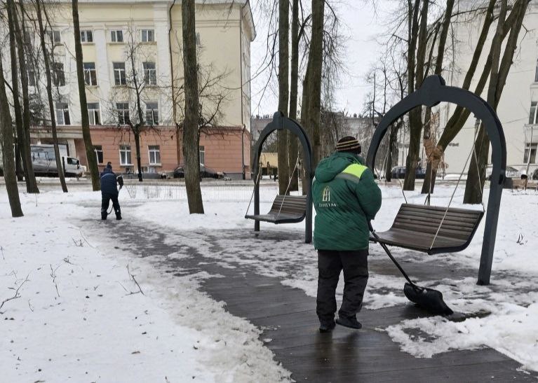 Александр Розбаум: Уважаемые Новгородцы!. Специалисты МКУ «Городское хозяйство», МАУ «Парки Великого Новгорода» и подрядной организации «Солид» в круглосуточном режиме ведут работы по очистке города от наледи и снега Александр Розбаум: Уважаемые Новгородцы!. Специалисты МКУ «Городское хозяйство», МАУ «Парки Великого Новгорода» и подрядной организации «Солид» в круглосуточном режиме ведут работы по очистке города от наледи и снега