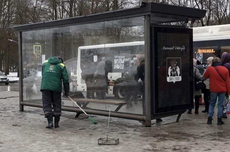Александр Розбаум: Уважаемые Новгородцы!. Специалисты МКУ «Городское хозяйство», МАУ «Парки Великого Новгорода» и подрядной организации «Солид» в круглосуточном режиме ведут работы по очистке города от наледи и снега Александр Розбаум: Уважаемые Новгородцы!. Специалисты МКУ «Городское хозяйство», МАУ «Парки Великого Новгорода» и подрядной организации «Солид» в круглосуточном режиме ведут работы по очистке города от наледи и снега