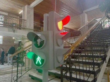 Игрушечные пешеходные переходы привезли в Новгородскую областную детскую больницу