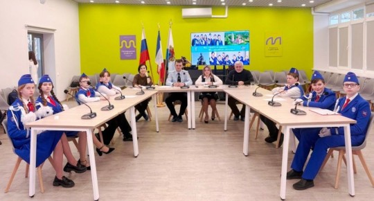 Телемост «Мы памятью едины, мы дружбой сильны!», посвященный Году единства народов России, объединил в онлайн-режиме представителей отрядов ЮИД и их наставников из Старой Руссы Новгородской области и Якутска Республики Саха...