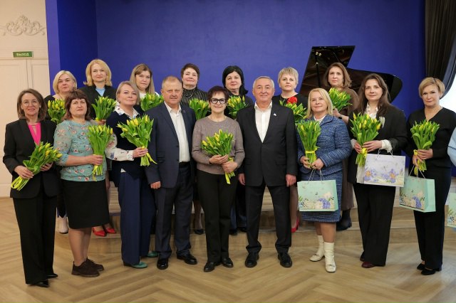 В преддверии 8 марта Юрий Бобрышев поздравил женщин-председателей Дум округов и областных депутатов В преддверии 8 марта Юрий Бобрышев поздравил женщин-председателей Дум округов и областных депутатов